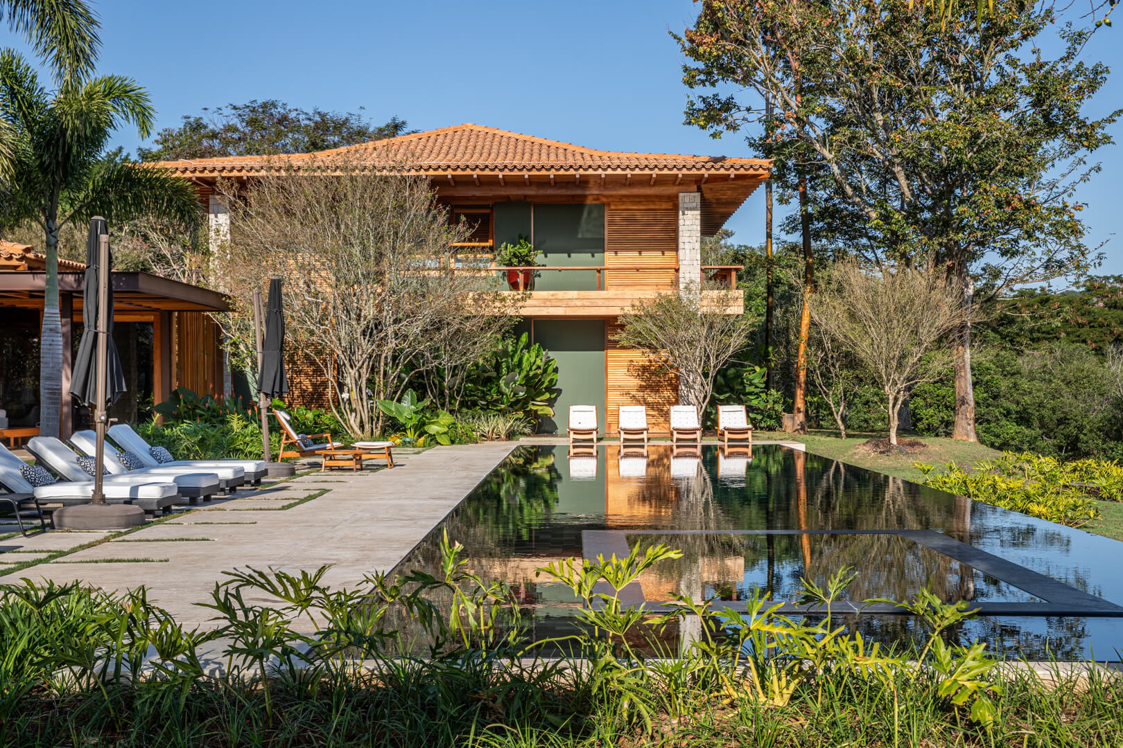 Дом у озера / Gilda Meirelles Arquitetura