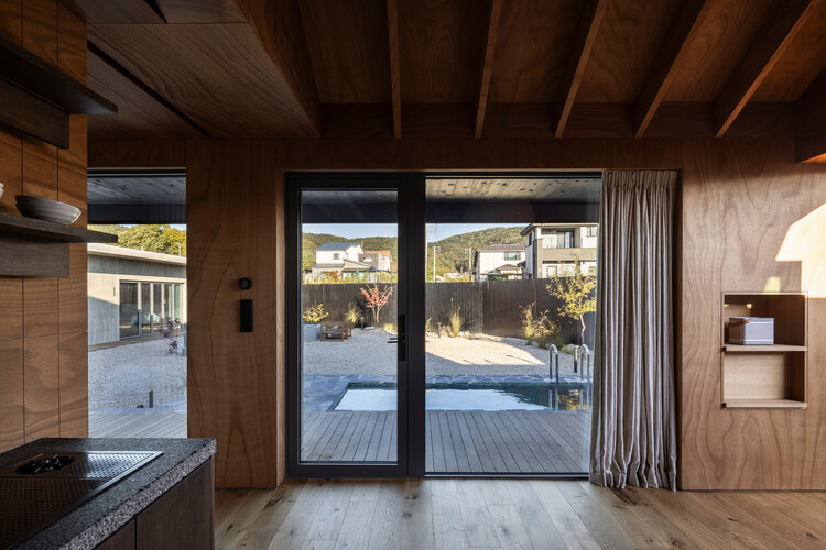Gitti / STAY Architects - Фотография интерьера, дерево, дверь, бетон, балка