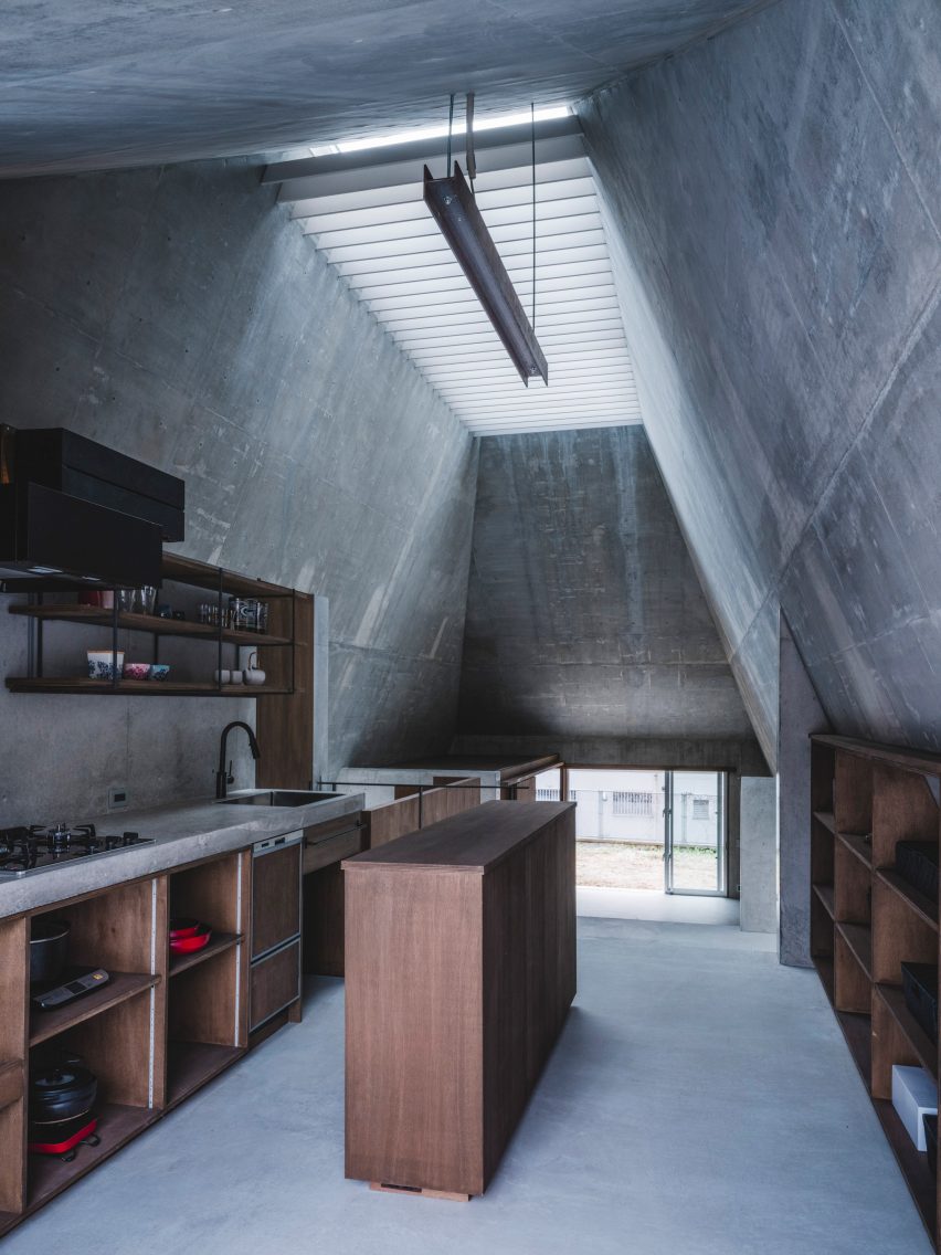 Интерьер кухни в бетонном доме от IGArchitects