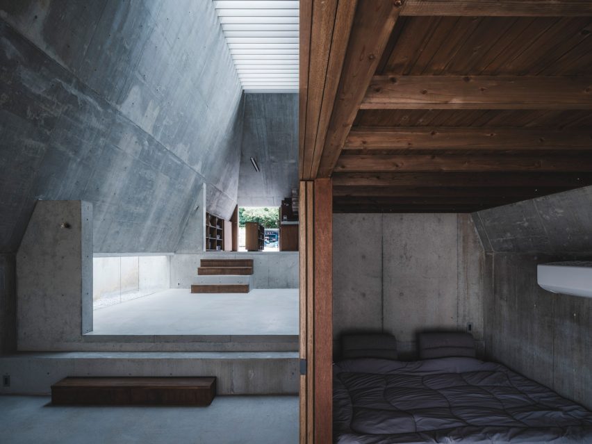 Интерьер спальни в бетонном доме от IGArchitects