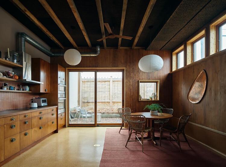 Brown House / BLDUS - Фотография интерьера, Столовая, Дерево, Освещение, Стул, Балка