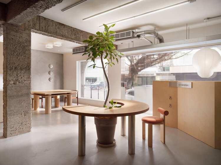 Peckish Bakery / guudpin design - Фотография интерьера, Столовая, Дерево, Освещение, Стол, Стул