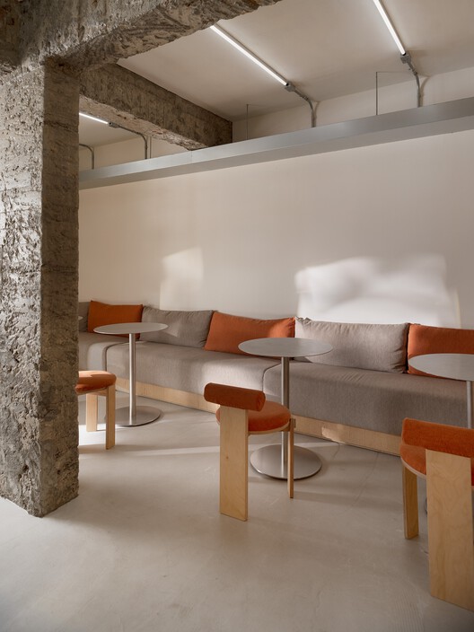 Peckish Bakery / guudpin design — Фотография интерьера, Гостиная, Дерево, Стул