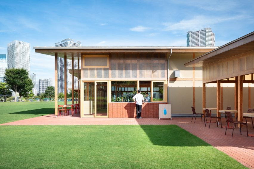 Посетитель кафе Blue Bottle Coffee Toyosu Park Cafe