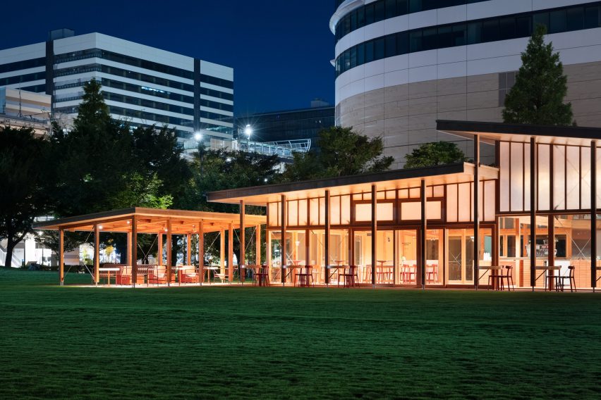 Кофе в синей бутылке Кафе Toyosu Park ночью