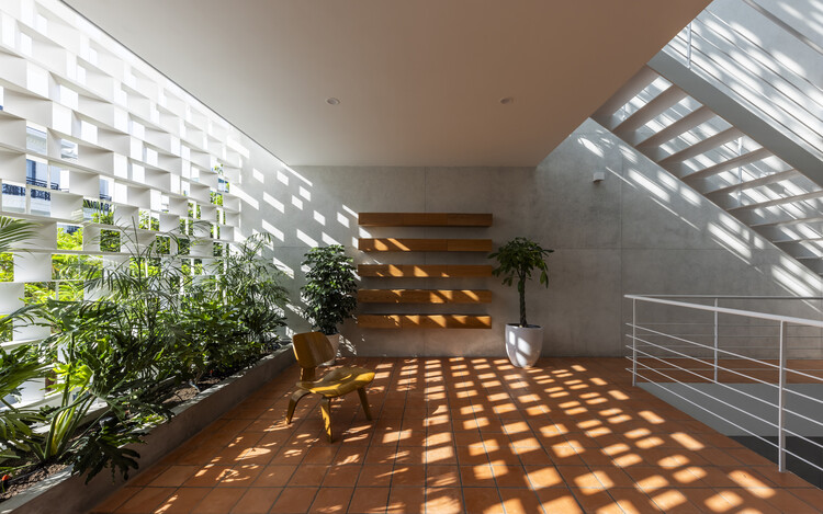 Дом Вунгтау / Sanuki Daisuke Architects - Фотография интерьера, дерево, лестница
