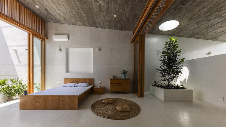 Дом Вунгтау / Sanuki Daisuke Architects - Фотография интерьера, спальня, дерево, освещение