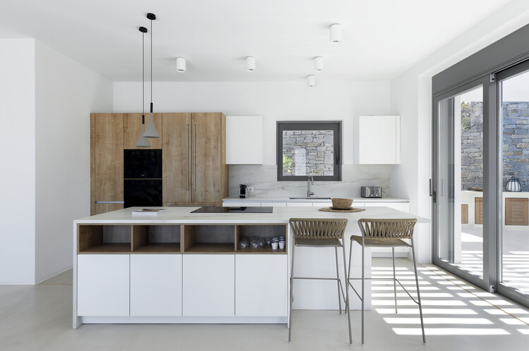 Yarn Residence / REACT ARCHITECTS - Фотография интерьера, кухня, столешница, дерево, стул, стол, освещение