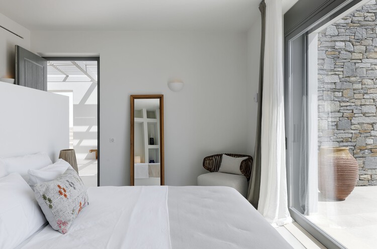 Yarn Residence / REACT ARCHITECTS - Фотография интерьера, спальня, дерево, освещение, кровать