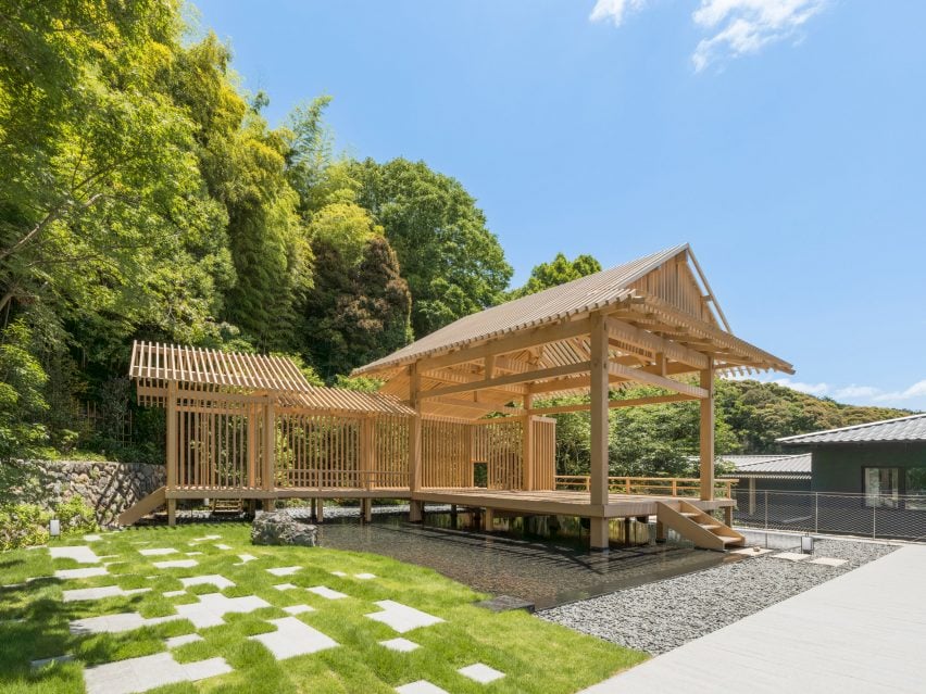 Сцена Но в Banyan Tree Higashiyama Kyoto Кенго Кума