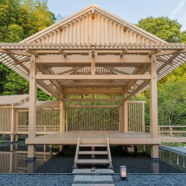 Кенго Кума украсил Banyan Tree Kyoto деревянной сценой театра