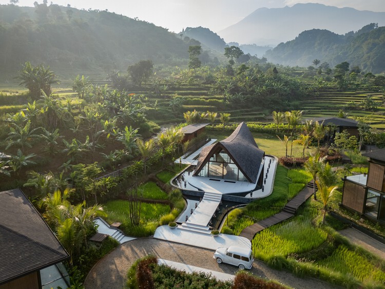 Комплекс Kencana Valley / Студия дизайна K-Thengono - Экстерьерная фотография, сад