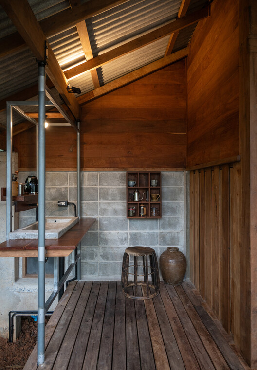 Oyea House / Yangnar Studio - Фотография интерьера, дерево, балка, стекло