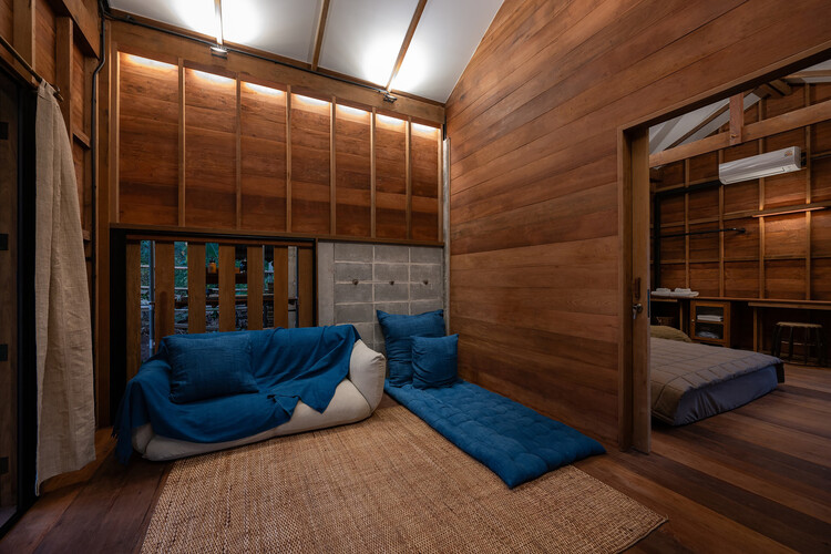 Oyea House / Yangnar Studio — Фотография интерьера, дерево, освещение, спальня, кровать