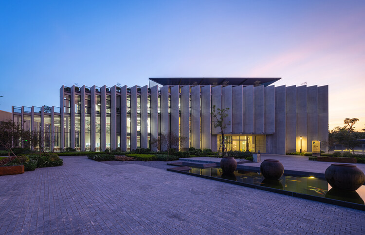 Завод по производству замков Huy Hoang / Baumschlager Eberle Architekten — изображение 9 из 32