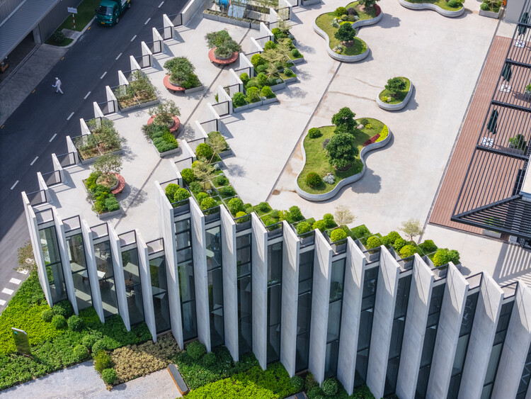 Завод по производству замков Huy Hoang / Baumschlager Eberle Architekten - Экстерьерная фотография, сад