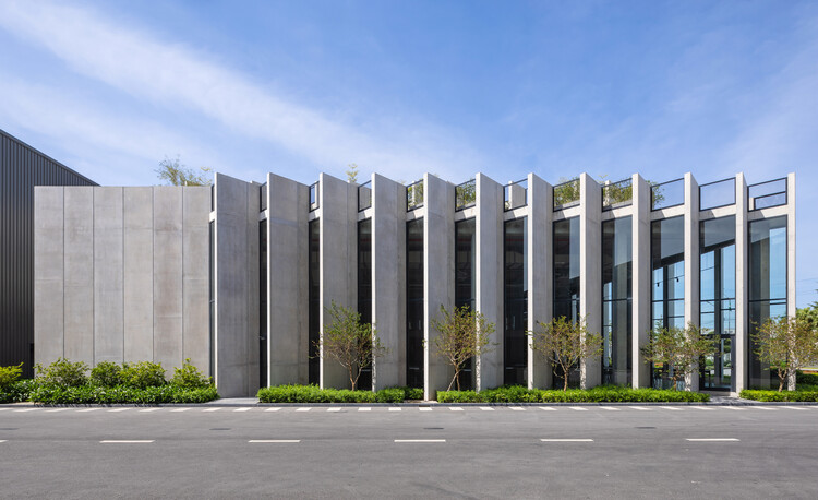 Завод по производству замков Huy Hoang / Baumschlager Eberle Architekten - Фотография экстерьера, бетон