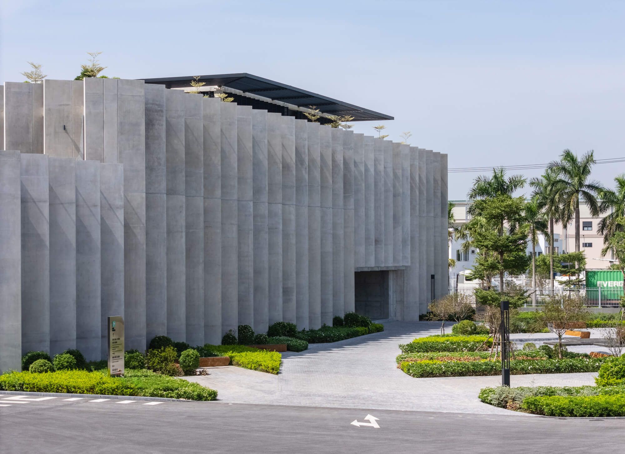 Завод по производству замков Huy Hoang / Baumschlager Eberle Architekten