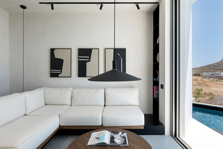 Pnoēs Tinos Design Holiday Villas / Aristides Dallas Architects - Фотография интерьера, диван, освещение, стол, стул