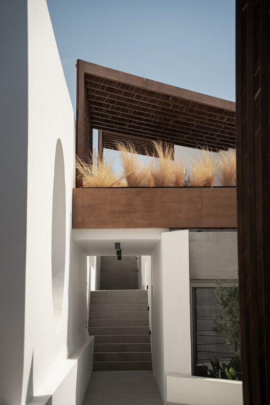 Pnoēs Tinos Design Holiday Villas / Aristides Dallas Architects — Фотография интерьера, дерево, балкон