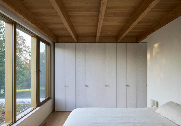 Sutton House / Pelletier De Fontenay — Фотография интерьера, спальня, дерево, кровать, стекло
