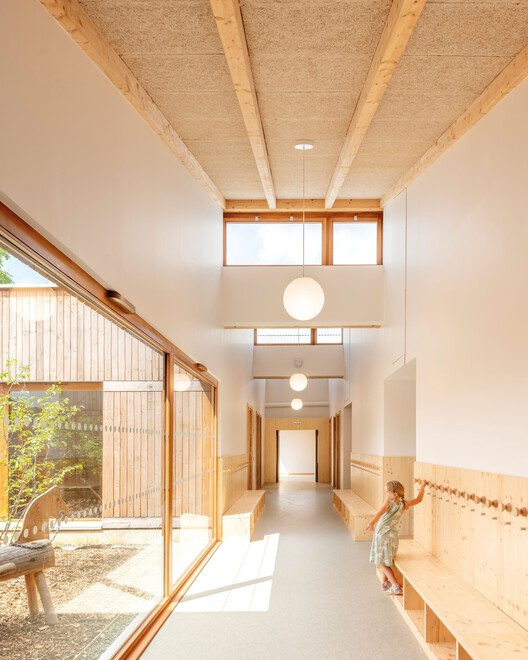 Детский сад и Центр Эльзы Триоле / Richter Architects - Фотография интерьера, дерево