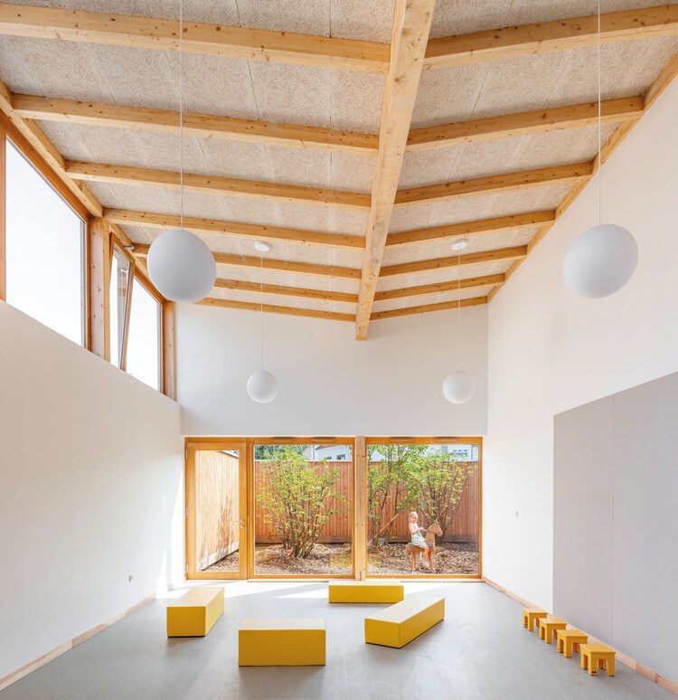 Детский сад и Центр Эльзы Триоле / Richter Architects - Фотография интерьера, дерево, балка