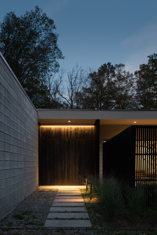 CS Residence / TAKATINA - Экстерьерная фотография, Дерево