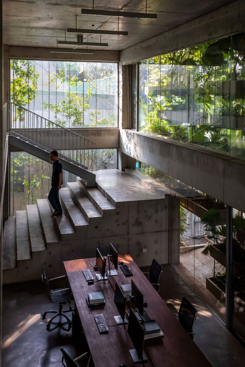 Интерьер городского фермерского офиса от Vo Trong Nghia Architects