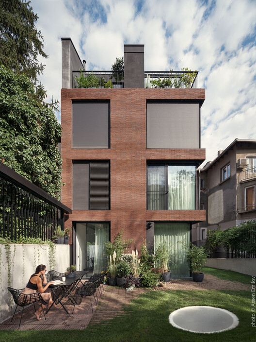 House of the Rising Meadow / I/O Architects — фотография экстерьера, кирпич