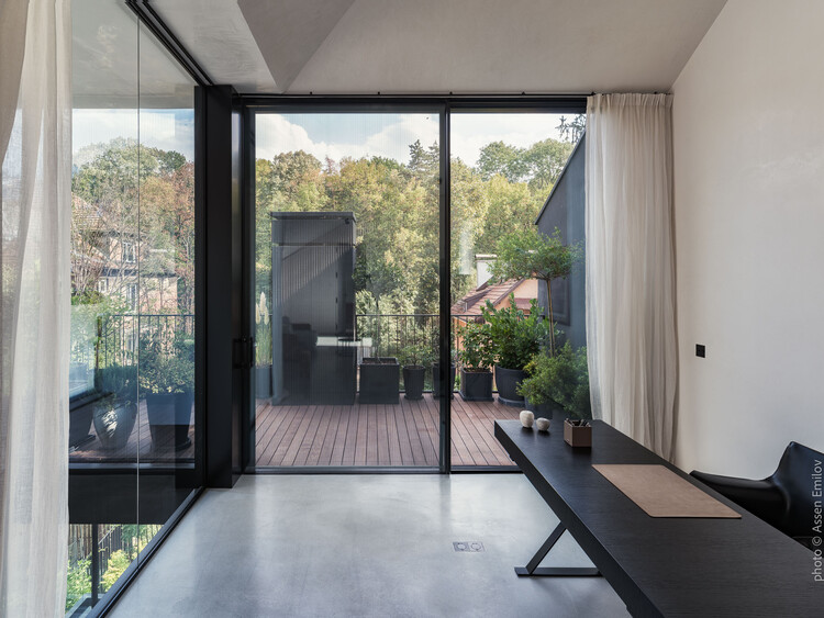 House of the Rising Meadow / I/O Architects - Фотография интерьера, Дверь, Стекло, Стул, Балкон