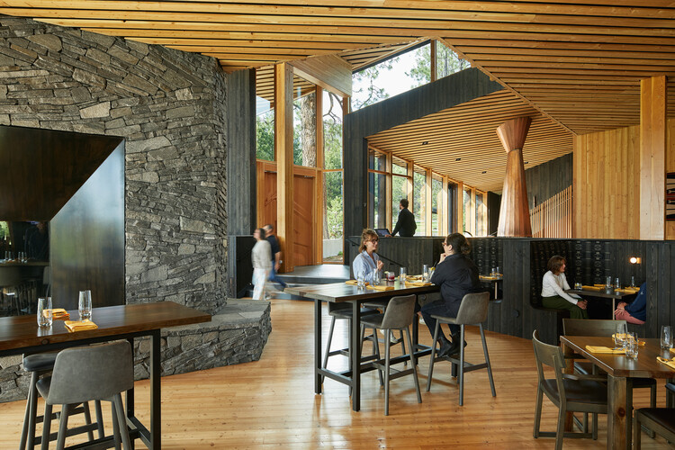 Black Butte Ranch Lodge / Hacker Architects — фотография интерьера, дерево, стул