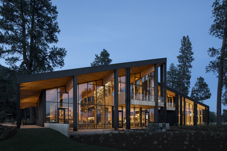 Black Butte Ranch Lodge / Hacker Architects — фотография экстерьера, дерево