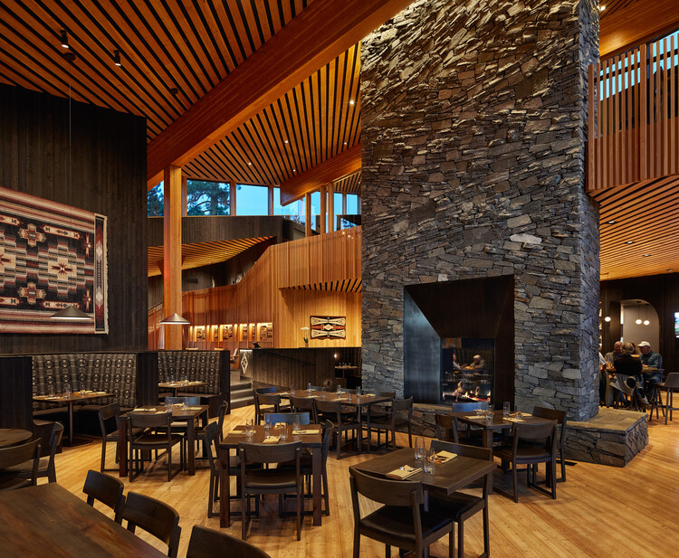 Black Butte Ranch Lodge / Hacker Architects — Фотография интерьера, Столовая, Дерево, Стул