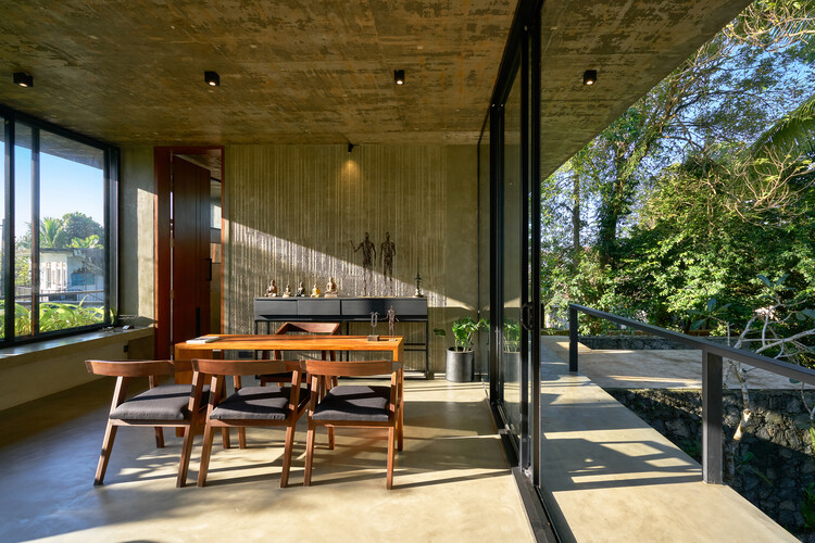Художественная студия Path и индивидуальное жилое помещение / Dishna Thilanka Architects - Фотография интерьера, Столовая, Дерево, Стул, Балка, Терраса