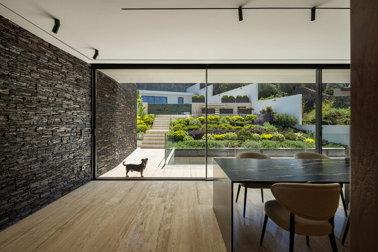 SA House / Sandro Ferreira arquitectura - Фотография интерьера, бетон, двор