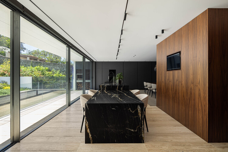 SA House / Sandro Ferreira arquitectura - Фотография интерьера, кухня, дерево, стул, стекло, столешница