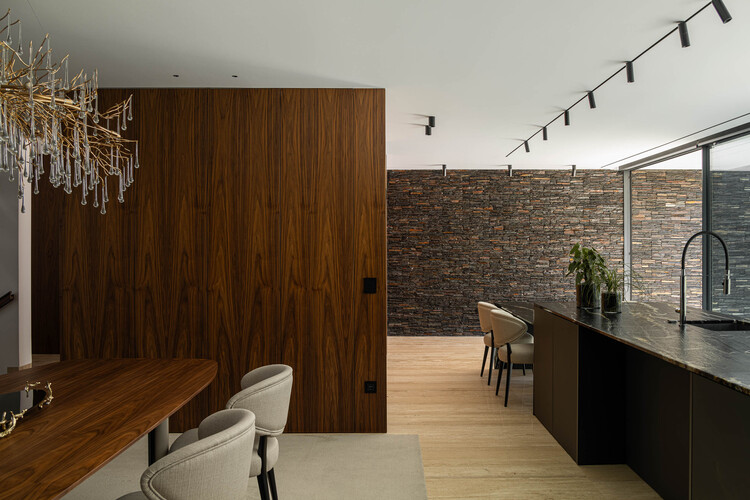 SA House / Sandro Ferreira arquitectura - Фотография интерьера, дерево, освещение, стол, стул