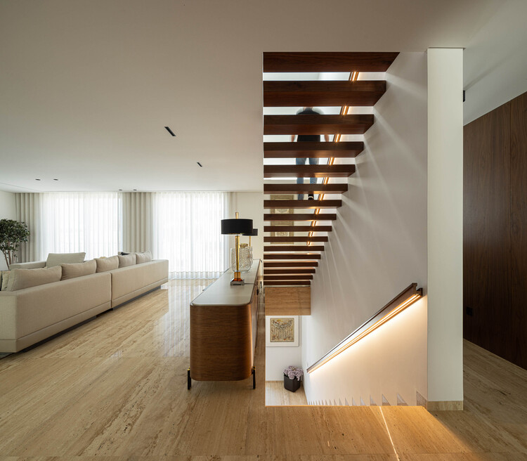 SA House / Sandro Ferreira arquitectura - Фотография интерьера, гостиная, дерево, лестница, перила
