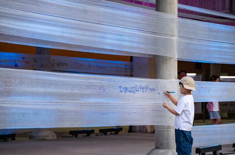 Wonder Live Corridor Public Art / Sata Na Architect - Фотография экстерьера, дерево