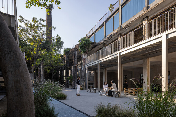 Wildness Promenade / BDSD Boundless Design - Экстерьерная фотография, Бетон, Колонна, Двор