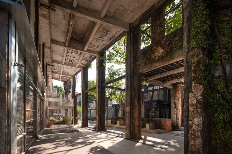 Wildness Promenade / BDSD Boundless Design - Фотография интерьера, дерево, колонна, бетон