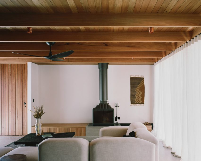 Гостиная Bangalow Road House от Son Studio