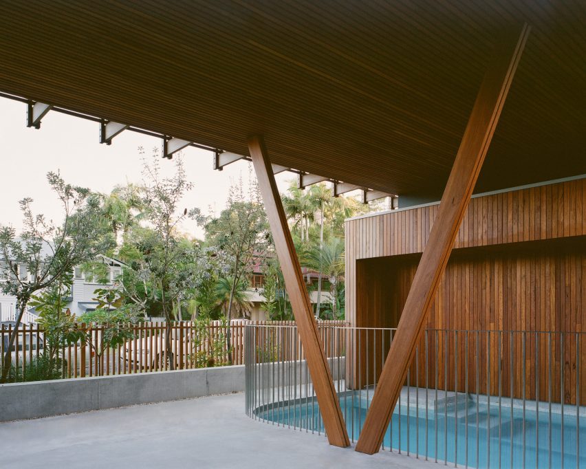Бассейн и внутренний дворик Bangalow Road House от Son Studio