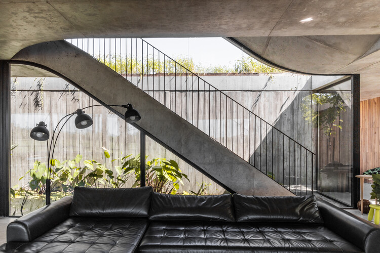 Nirvana House / AtelierM - Фотография интерьера, лестница, перила