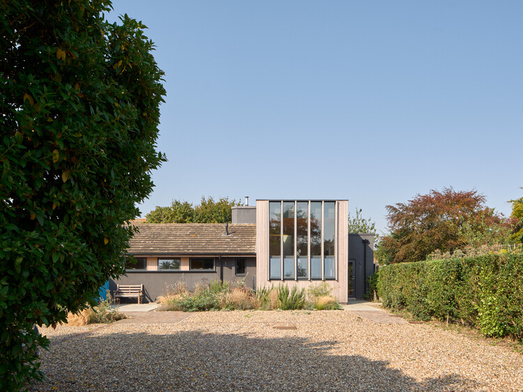 Stones Throw Residence / Mole Architects - Экстерьерная фотография, дверь, сад, бетон