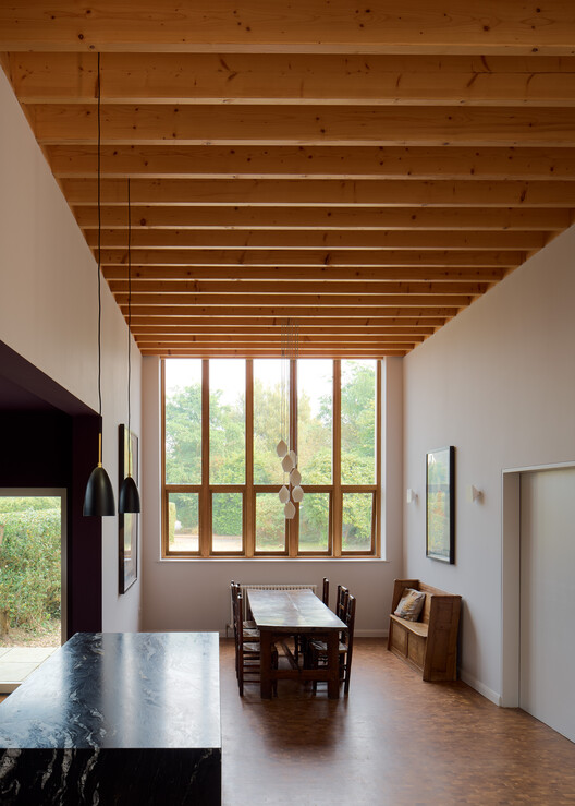 Stones Throw Residence / Mole Architects - Фотография интерьера, дерево, балка, стул