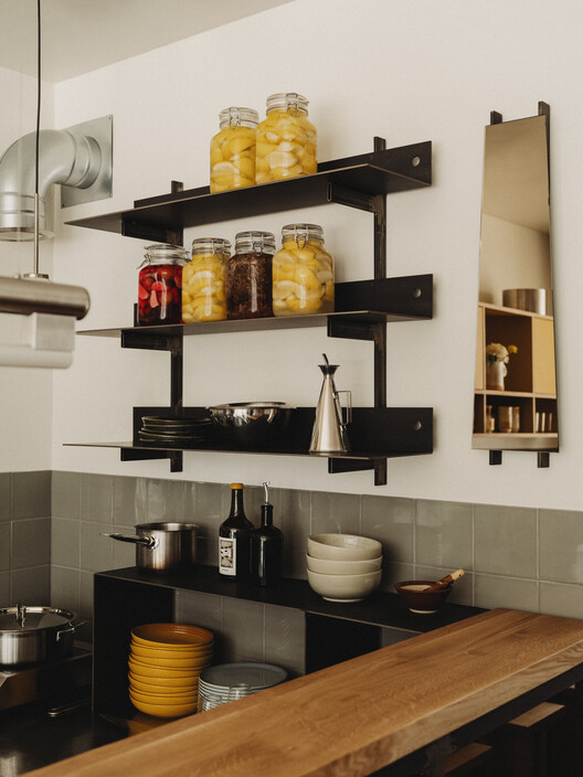 Ресторан Amator Cph / wiercinski-studio - Фотография интерьера, кухня, стеллажи, столешница