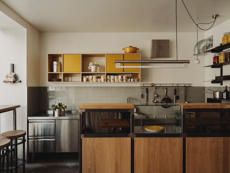 Ресторан Amator Cph / wiercinski-studio - Фотография интерьера, кухня, столешница, освещение