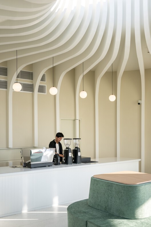 Curvy Dining / Unknown Surface Studio — Фотография интерьера, кухня, стекло